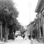 Grotestraat-rechts-Gemeentehuis.jpg