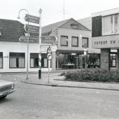 Grotestraat met café Poppe, Elferink Schoenen en slager Tutert