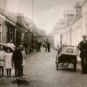 Herenstraat met postbode