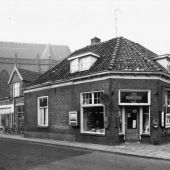 Kerkstraat met panden van Roescher