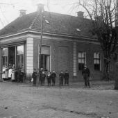 Jorink - hoek Varkensmarkt en Marktstraat - met dorpspomp