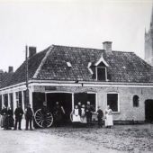 Hoek Stationsstraat en De Blekstraat met smederij Kerkhof