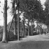 Stationsstraal. Links: molen van Vonke