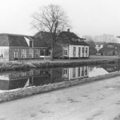 Kanaal met café Daggert en houthandel Peters