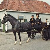 Vertrek naar de Sallandse bottermarkt vanaf boerderij Kamphuis aan de Varkensmarkt