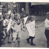 kutschrutter_60_Heilig_Hartprocessie_1938_WvDouveren_met_vlag.jpg