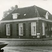 Antoon Geertman voor Herenstraat 1 in 1971.jpg