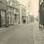 De  Herenstraat-ca. 1950 links winkel van J. Zijlstra.jpg