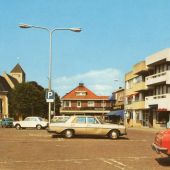 De Grote Markt in ca. 1978 toen nog niet autoloos.jpg