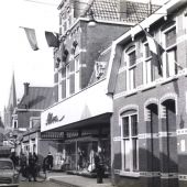 De Grotestraat vlagt mee met opening firma Albers in 1959.jpg