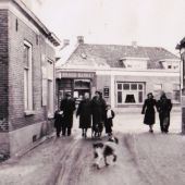 de smalle  doorgang bij Roescher in 1953 kerkstraat.jpg