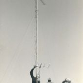 Engbert Freriks plaatst een antenne op de nok van het dak.jpg