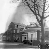 Grote Markt met wachthuisje voor de busvervoer in 1955.jpg