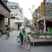 Grotestraat met links bloemenhuis Korbeld.jpg