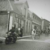 Grotestraat, Raalte, wielercours kort na de bevrijding op 18-4-1945.jpeg