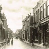 Herenstraat met links Cafe Centraal van Arie Logtenberg.jpg