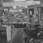 Interieur fietswinkel Roescher kerkstraat 4 1969.jpg