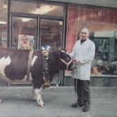 Herman met een stier voor de nieuwe winkel.jpg