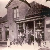 Hofhuis ijzerwaren  winkel Raalte Herenstraat medio  1920.jpg