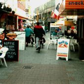 In de Grote Straat aan elke zijde ijs te koop bij Hoekman en bij Blom.JPG