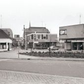 Inkijk in de grotestraat, rechtsde verbouwde modehuis Tepe.jpg