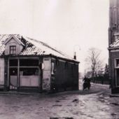 Kerkstraat hoek Herenstraat bij Roescher 1953.jpg