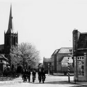 Kerkstraat hoek Koestraat, rechts bakker van de Linde.jpg