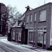 Koestraat met winkel en woonhuis Roesscher de visboer.jpg