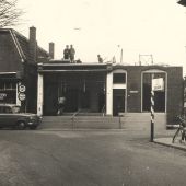 Links slagerij Tutert aan de grotestraat en recht de Brugstraat.jpg