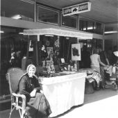 kraam voor de winkel tijdens de bottermarkt, met mevrouw Tielbeek moeder van Peter.jpg