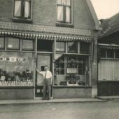 Links drogisterij de Tijd en rechts goud en Zilver aan de Brugstraat.JPG