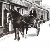 met paard en wagen in de Herenstraat.jpg