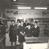 opening Winkel Grootenhuis met heele gezin.jpg