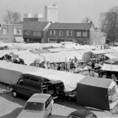 Op de woensdagen altijd grote drukte op de warenmarkt.jpg