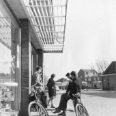 Raalte Grote markt oek Heerenstraatca1955 altijd al een samenkomst plek geweest.jpg