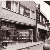 Spijker schoenen aan de Herenstraat.jpg