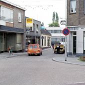 Stationsstraat met slager Paalman en links electro Beekman.jpg