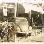 Stoppelhaene 1955 met aanbiedingen van bromfietsen en auto.jpg