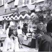 Stoppelhaene 1972 met een Kraam aan de straat van Albers.jpg