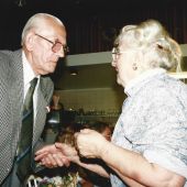 Tante Mien Walraven 50 jaar een eigen zaak 1939-1989 wordt geluk gewenst door Ht. Tielbeek.jpg